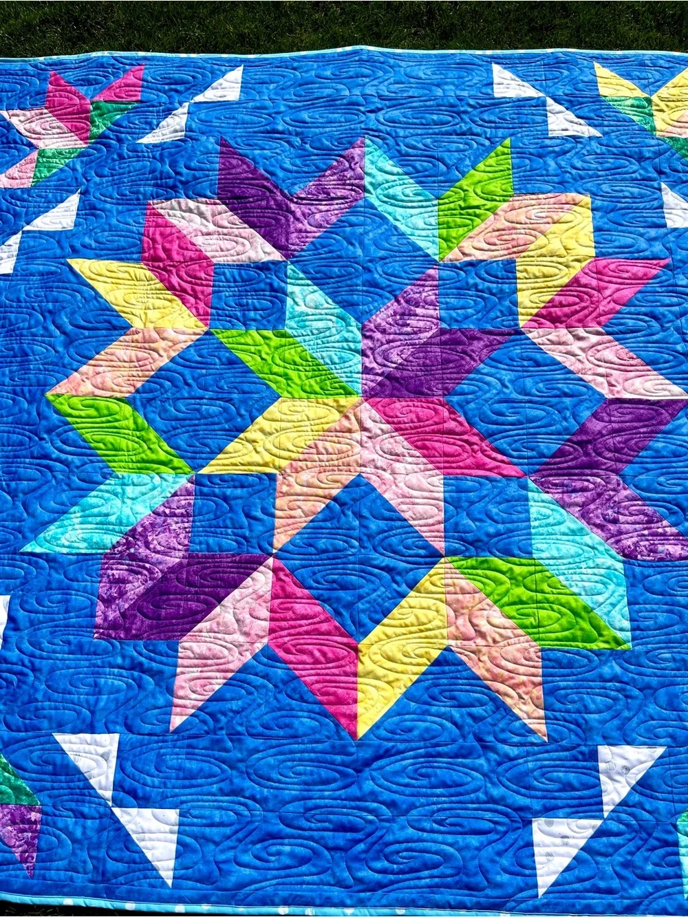 Vibrant Starburst Patchwork Quilt in Blue
